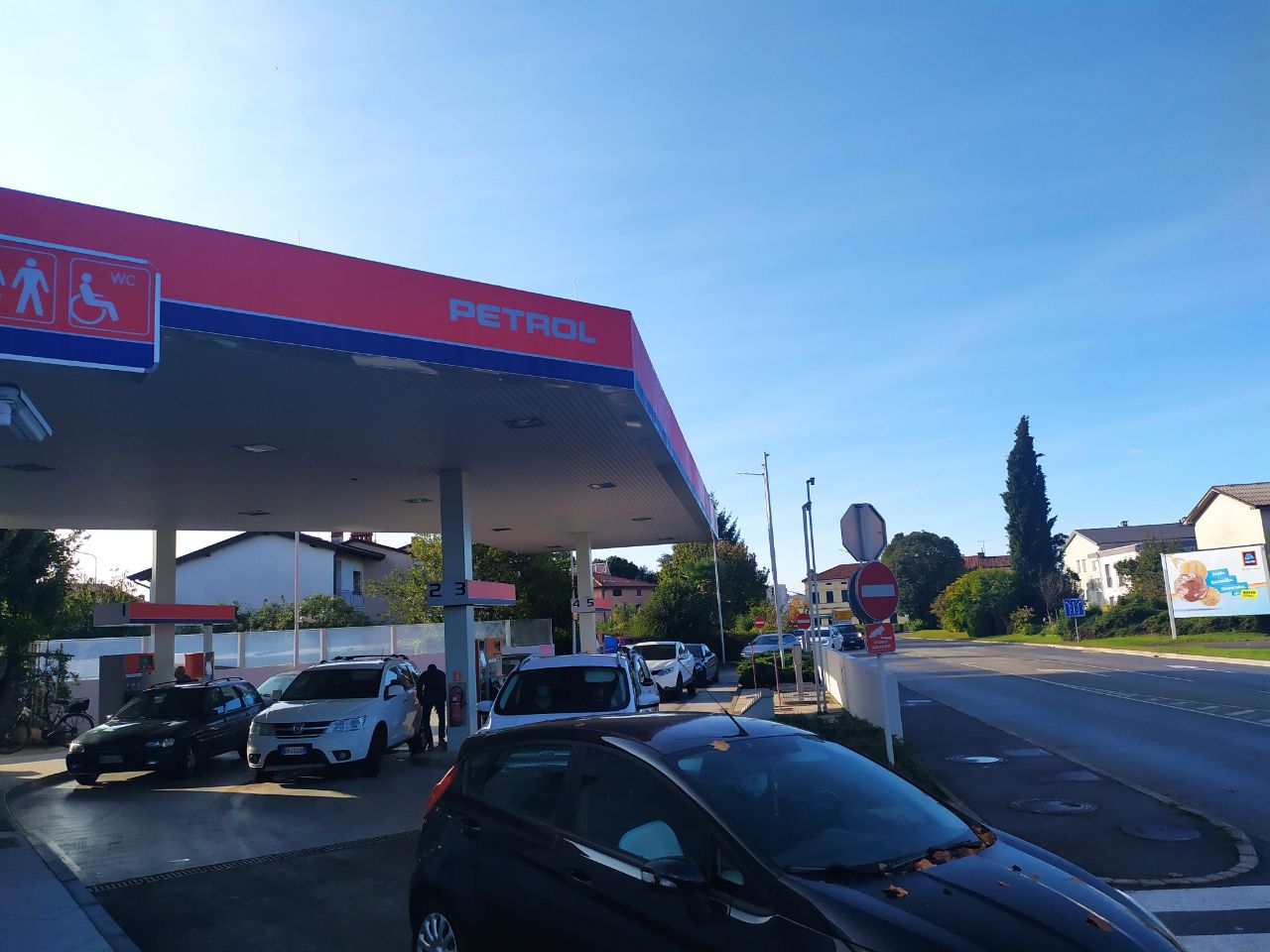 Slovenia, scende ancora il costo del carburante ai distributori